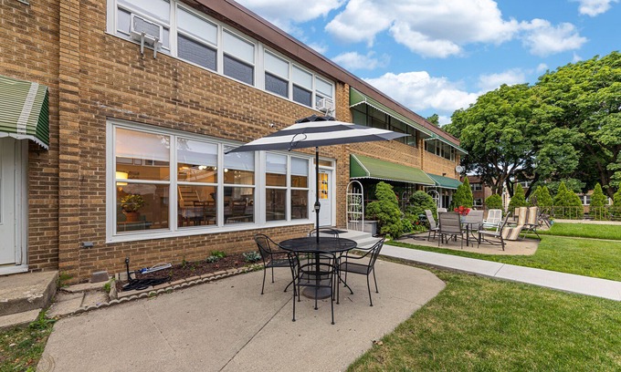 Budlong Woods House | Northside FAMLYNEST - Lincoln Sq - 4BR/1.5BA/2P - Rare find