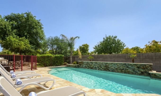 Rovey Farm Estates House | Northview Manor - 6BR near Stadium, Pool & Theatre