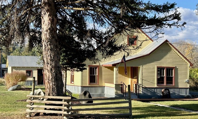 Winthrop House | Northwest Nights in Winthrop-Dog Friendly and Close to Ski Trail!