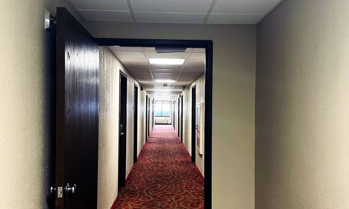Colgate House | Norwood Inn Milwaukee-Standard King Room Non-Smoking