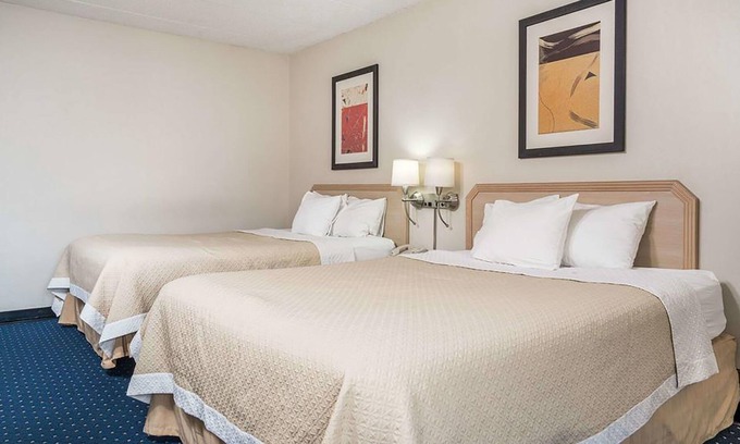 La Crosse House | Norwood Inn & Suites La Crosse - Standard 2 Queen Bed Non-Smoking