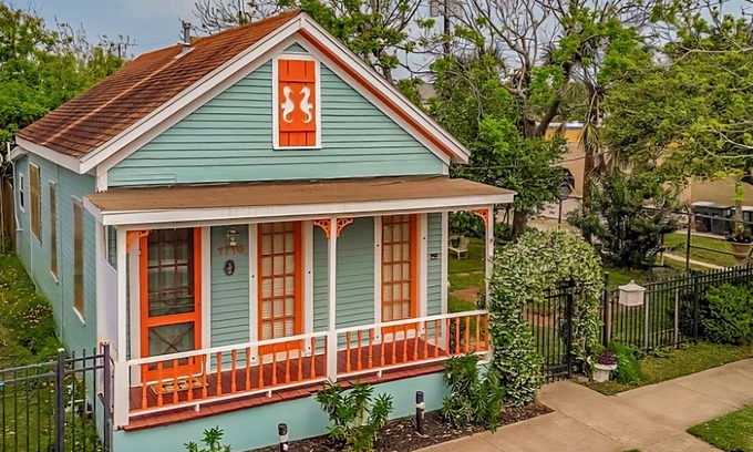 San Jacinto Cottage | Notable Galveston Cottage just steps to Seawall Beaches, Sunrises & Attractions.