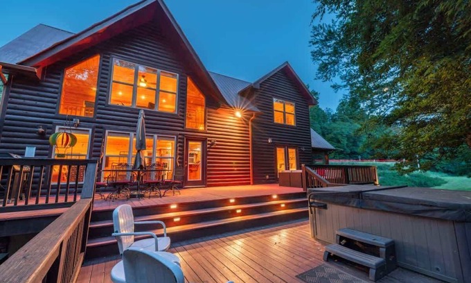 Blairsville Cabin | Nottely and Nice-Riverfront,dog friendly,hot tub