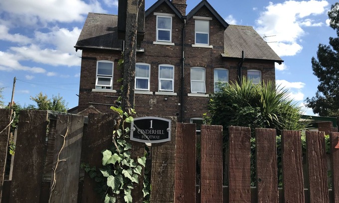 Newark upon Trent House | Nottingham Spacious Modern Home with Netflix & massive garden