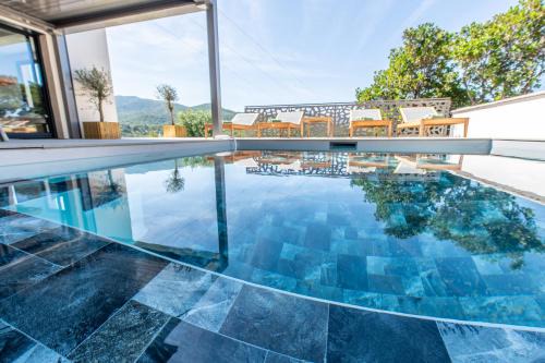 Molini Villa | NOUVEAUTÉ ! Magnifique villa de standing avec piscine, entre mer et montagnes, à 3 minutes des plus belles plages de la rive sud