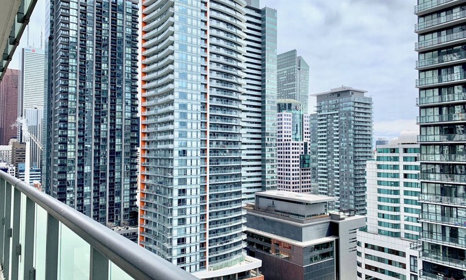 Toronto Entertainment District Apartment | NovaStay - The Oasis