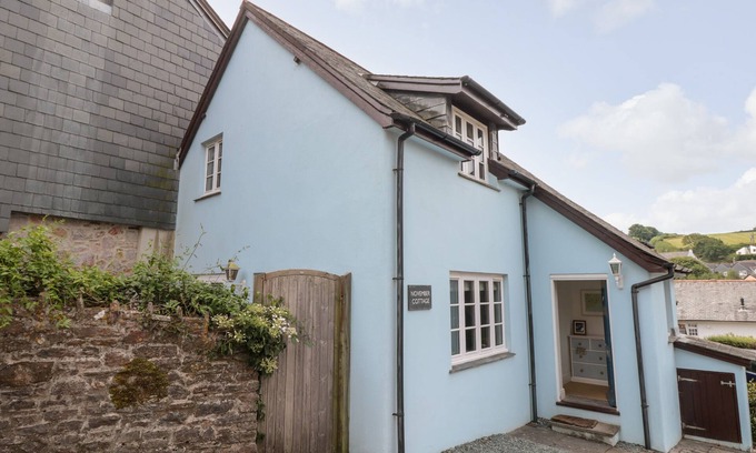 Dittisham Cottage | NOVEMBER COTTAGE, pet friendly, country holiday cottage in Dittisham