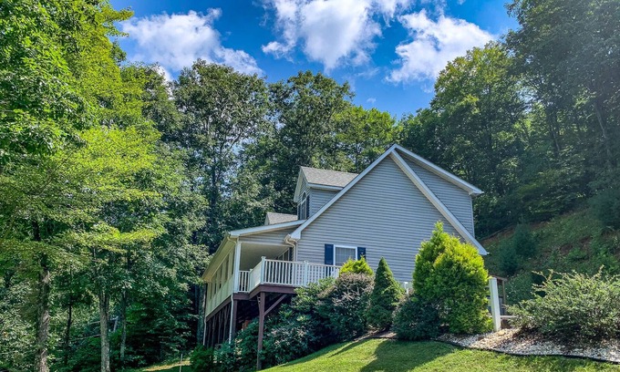 Jefferson Cottage | NOW BOOKING - HILLSIDE HIDEAWAY 3BR/2BA VACATION RENTAL W/WIFI & GAS LOGS!