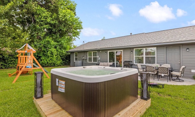 Central Southwest House | Nr NRG + Med Center | Hot Tub BBQ Games Swing Set
