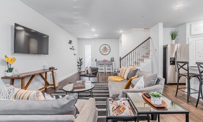North Richland Hills House | NRH Two-Story Oasis 🏡King 👑 Bed + Garage🚗!