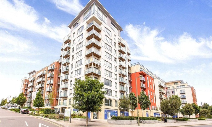 Whittington Apartment | nspacious service apartment five minutes walk to Royal Air Force Museum Londonnn
