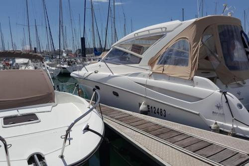 La Rochelle Boat Rental | Nuit, à quai