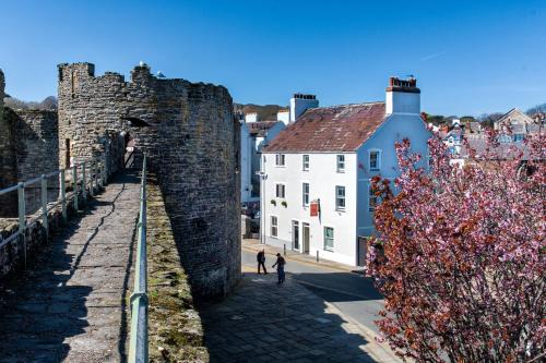Conwy Bed & Breakfast | Number 18
