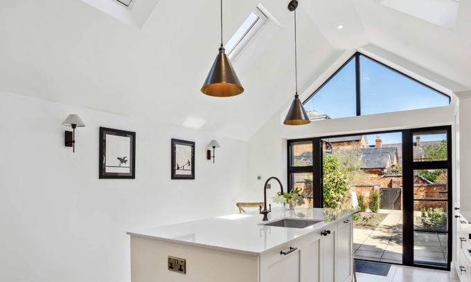 Henley House | Number Ten - Beautiful 3-Bedroom Luxury Home