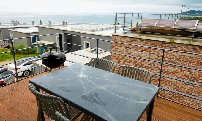 Yeongdeok Apartment | Nuri (Blue Road Town Pension