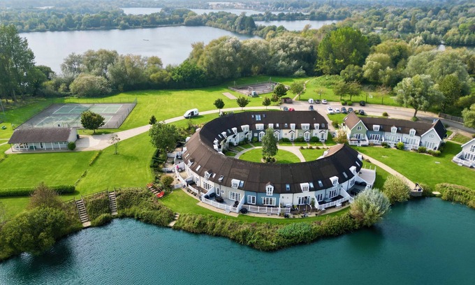 South Cerney House | Nyhavn Lakeside Cottage set on Isis Lake in the Cotswold Lakes - Pet Friendly