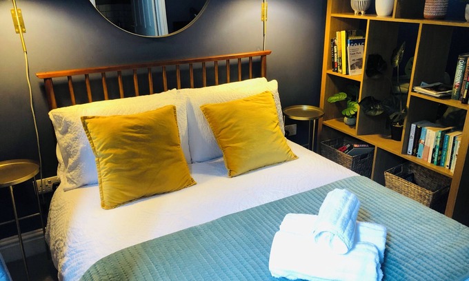 Pembroke Dock Apartment | Nyth Bach - Little Nest. Stylish apartment in central Pembrokeshire