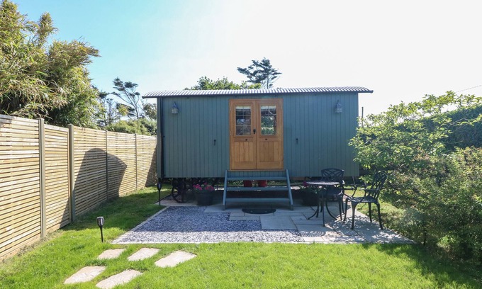 Llanfaelog Cottage | NYTH BACH, pet friendly, country holiday cottage in Rhosneigr