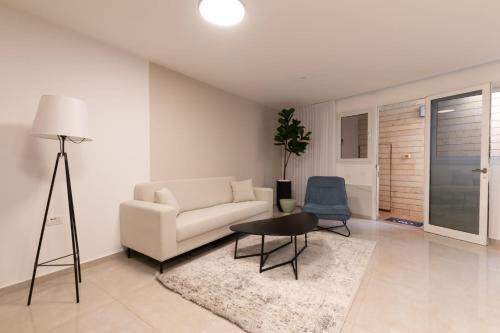 Rishon LeTsiyon Apartment | O&O Group - Budget Basement Apt Near the Beach
