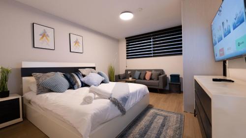 Rishon LeTsiyon Apartment | O&O Group - The SeaGate Estate suites - Suite 1