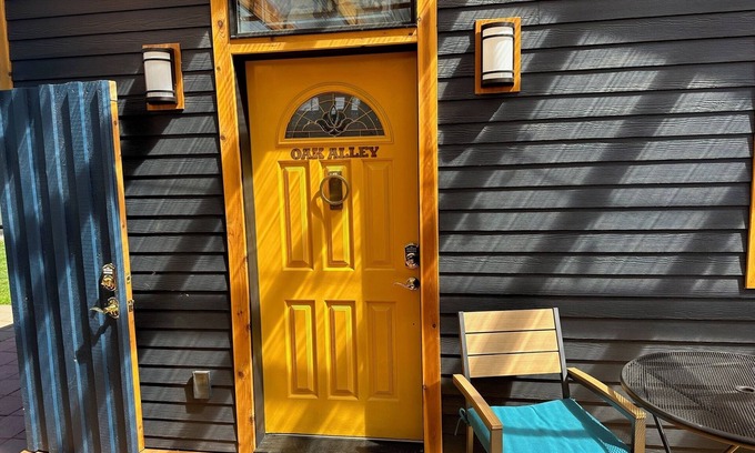 Port Angeles Cottage | OAK ALLEY High End, Huge Kitchen, Sauna, Private, Locked Patio for bikes.