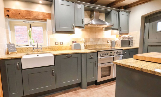 Sandbach House | OAK BARN, pet friendly, character holiday cottage in Sandbach