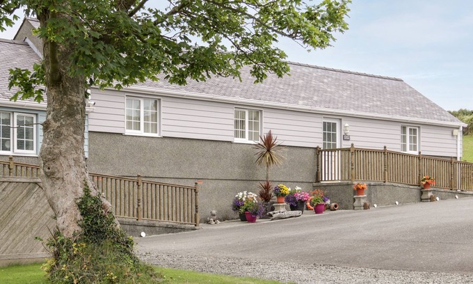 Pen-y-sarn Cottage | OAK COTTAGE, family friendly, with a garden in Penysarn