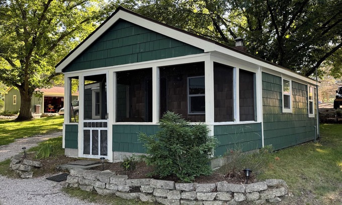 Alden Cabin | OAK COTTAGE - Lakefront on Thayer Lake in Alden, MI with WiFi, AC