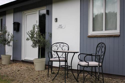 Abergavenny Apartment | Oak Cottage - Perfect for Golfing, Walking & Relaxing