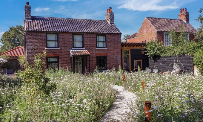 Hopton Cottage | OAK COTTAGE, pet friendly, character holiday cottage in Blundeston