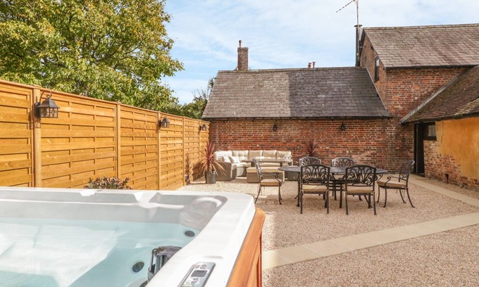 Bere Regis Cottage | OAK COTTAGE, pet friendly, luxury holiday cottage in Bere Regis