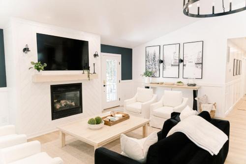 Mount Jackson House | Oak & Ember Lodge
