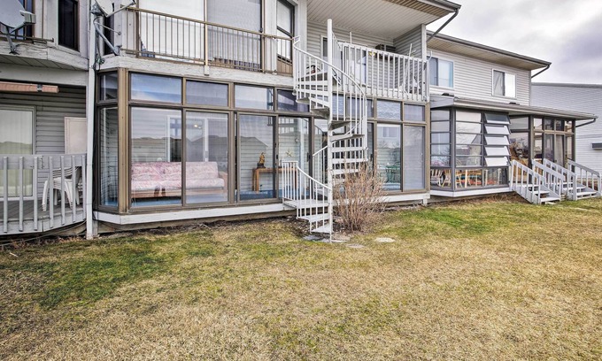 Oak Harbor Condo | Oak Harbor Getaway w/ Private Dock & Grill Access!