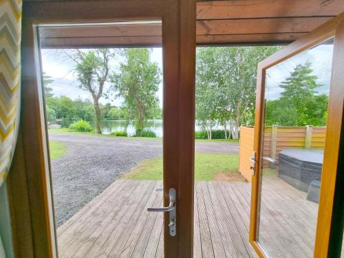 York House | Oak Lodge 7 Hot Tub