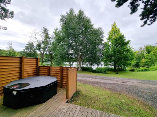 York House | Oak Lodge 8 Hot Tub