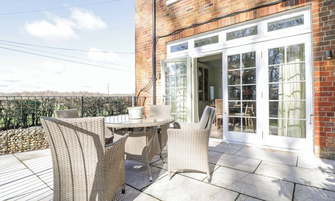 Elcot Cottage | OAK, pet friendly, with pool in Kintbury