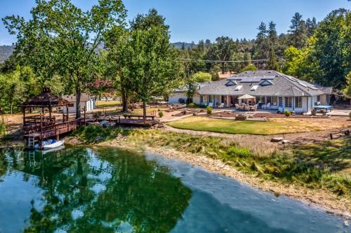 Oakhurst House | Oak Pond Retreat Stocked pond/pool table/BBQ Grill/EV Charger