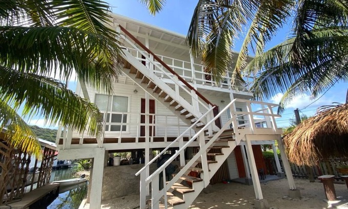 Guanaja House | OAK RIDGE CAY - private guesthouse bedroom1 with ensuite bathroom