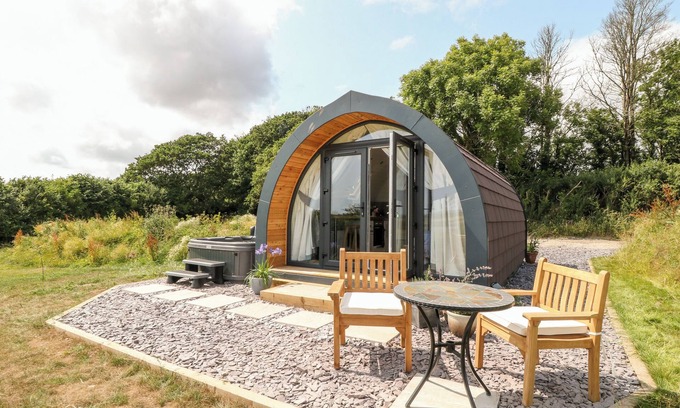 Saltash Cottage | OAK, romantic, with hot tub in Saltash