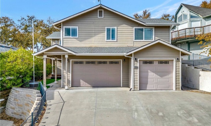 Oak Shores House | Oak Shores Sleeps 14, Game Room, Hot Tub, Lake Home, Putting Green, Basketball.
