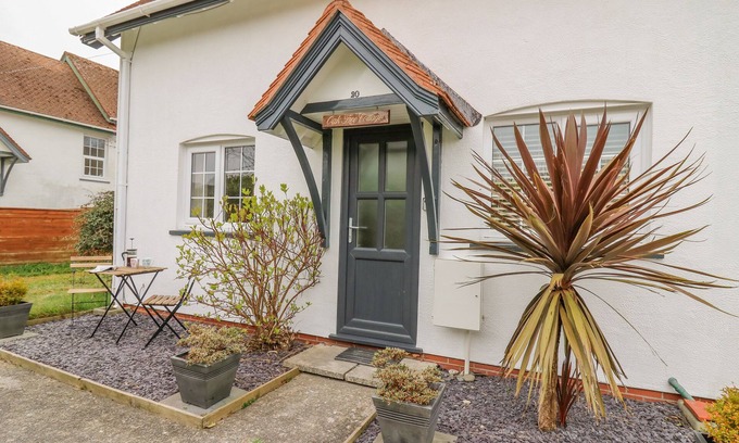 Aberporth Cottage | OAK TREE COTTAGE, family friendly, with a garden in Aberporth