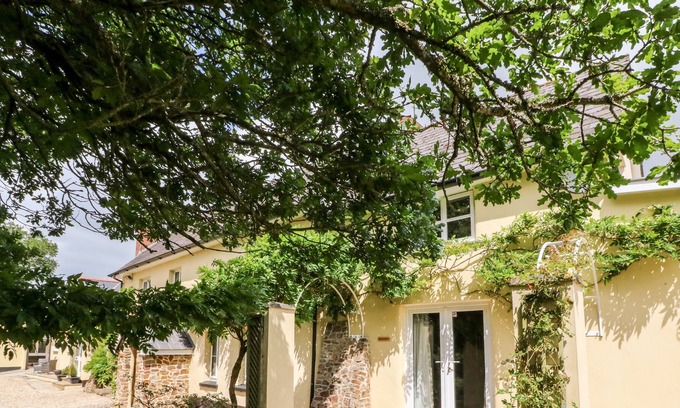 Broadwoodkelly Cottage | OAK TREE COTTAGE, pet friendly, with pool in Winkleigh