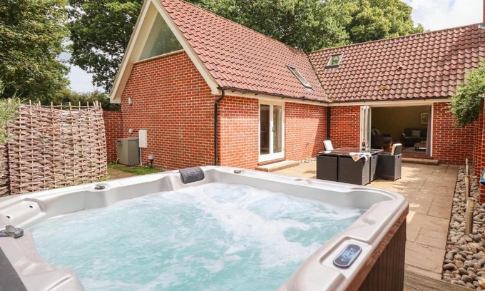 Crostwick House | Oak Tree Lodge