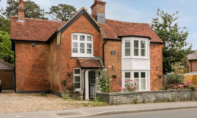 New Forest District House | OAKAPPLE COTTAGE, pet friendly, luxury holiday cottage in Lyndhurst