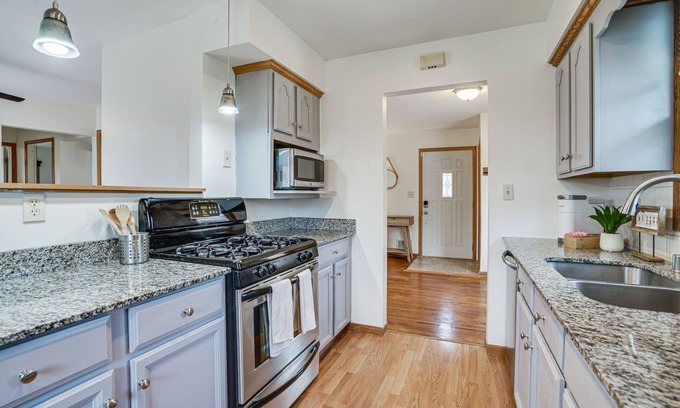 Oakdale House | Oakdale Home w/ Deck - 7 Mi to Downtown St Paul!