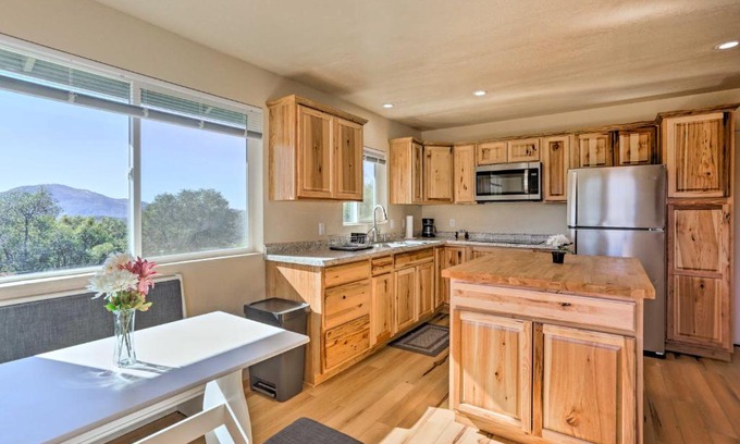 Yosemite Forks House | Oakhurst Duplex about 13 Mi to Yosemite National Park!