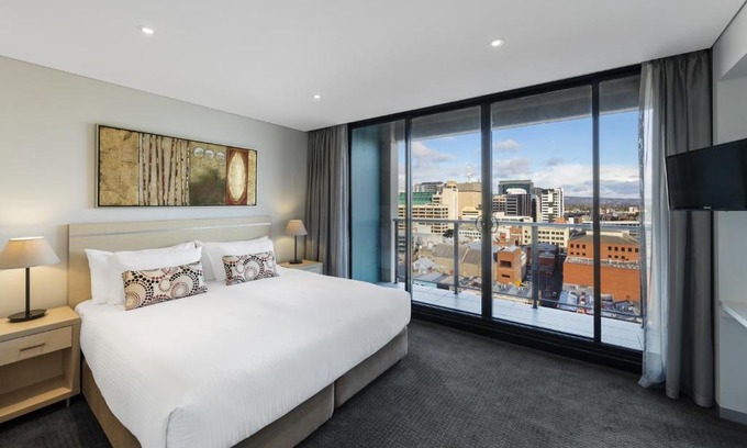 Adelaide Central Business District Apartment | Oaks Adelaide Horizons Suites
