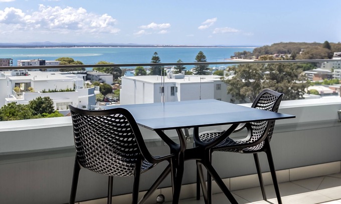 Nelson Bay Hotel | Oaks Nelson Bay Lure Suites