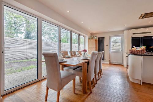 Christchurch House | Oakwood Bungalow Christchurch Sleeps 8