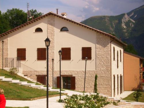 Piobbico Apartment | Oasi di Piobbico Piscina con Vista sul Monte Nerone
